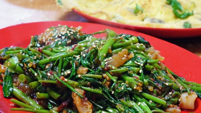 Cara memasak kangkung dengan bumbu pedas manis